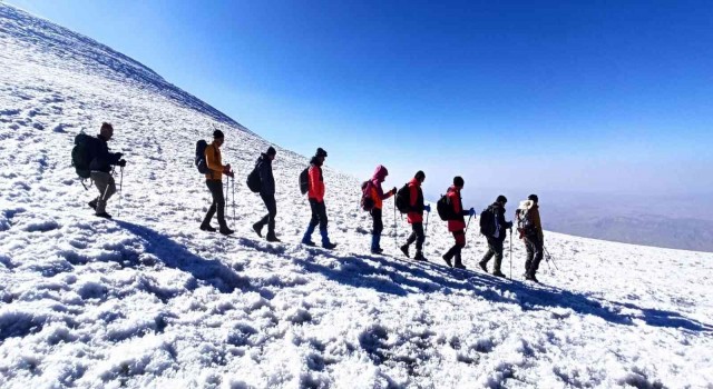 Ağrı Dağının zirvesinde çay içip kahvaltı yaptılar