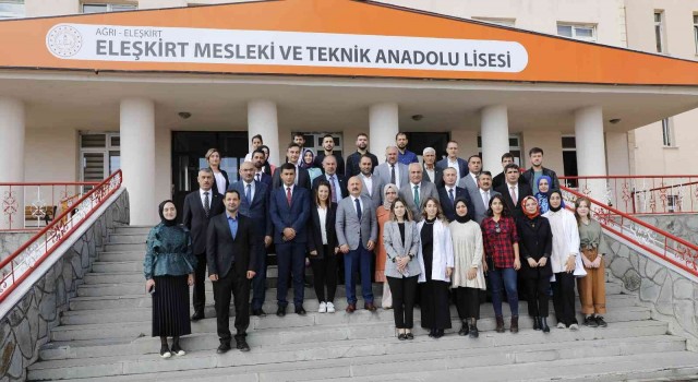 Ağrı Valisi Varol, Eleşkirt Mesleki ve Teknik Anadolu Lisesinde kurulan ekmek fırınını ziyaret etti