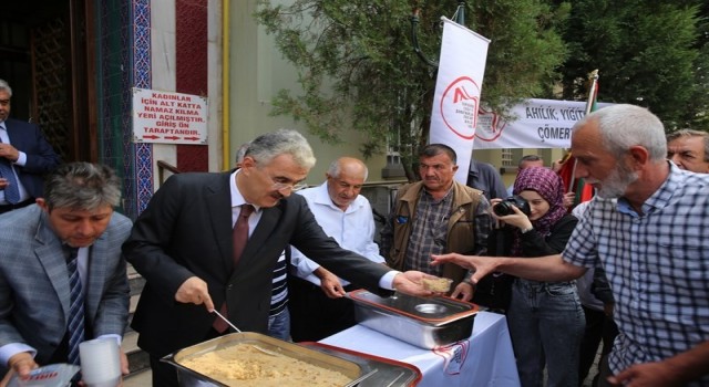 Ahilik Haftası dolayısıyla vatandaşlara irmik helvası dağıtıldı