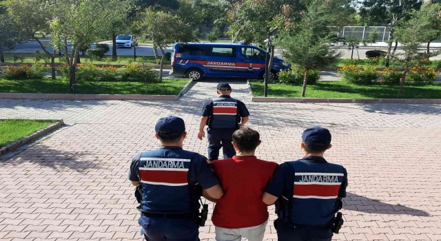 Aksarayda 6 yıl hapis cezası olan uyuşturucu tacirini jandarma yakaladı