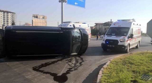 Aksarayda minibüsle otomobil çarpıştı: 2si çocuk 6 kişi yaralandı