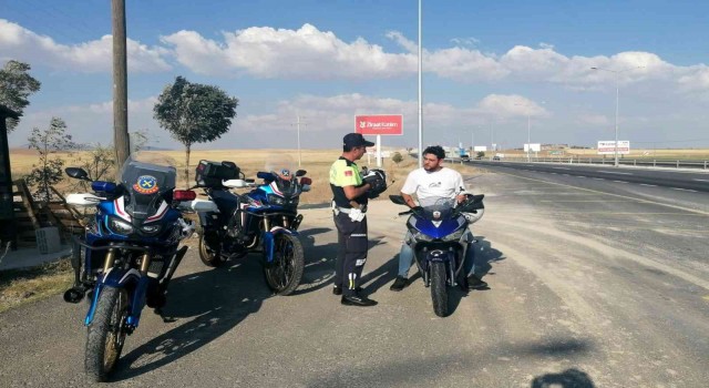 Aksarayda trafik jandarması motosiklet ve sürücülerini denetliyor