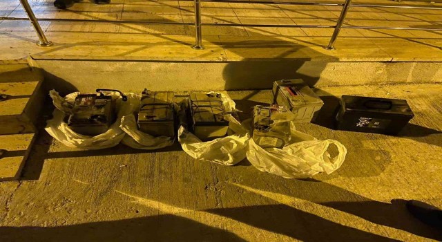 Akü hırsızları kamerada