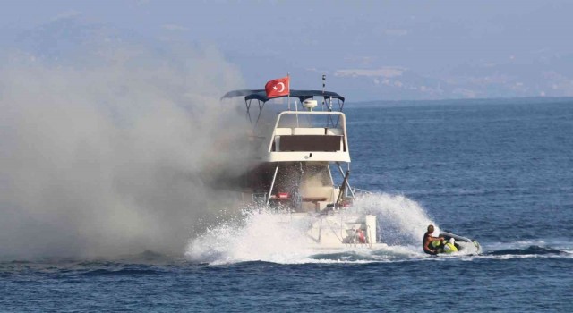 Alanyada lüks yat denizin ortasında alev aldı, 6 kişi botlarla kurtarıldı