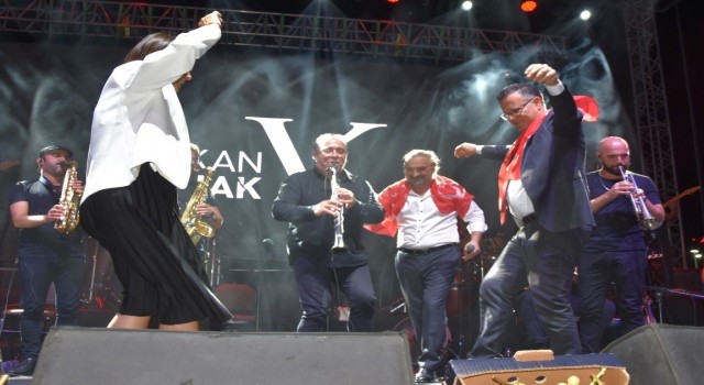 Alaşehir Üzüm Festivalinde Volkan Konak sahne aldı