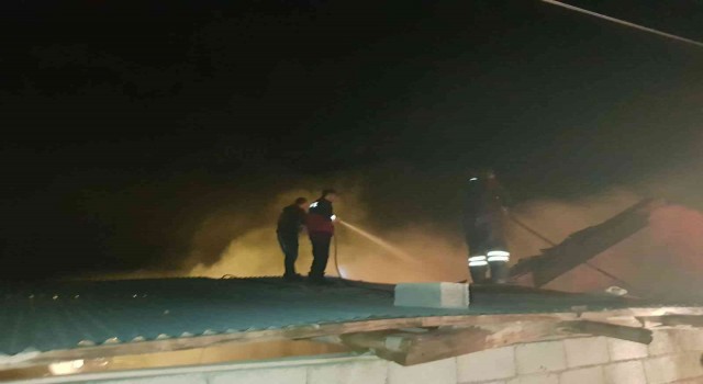 Alevler geceyi aydınlattı, ev tamamen yanarak kül oldu