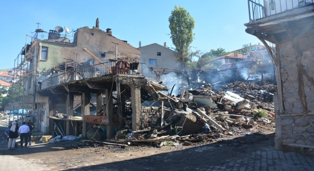 Alevlerin geceyi aydınlattığı yangında 3 ev kullanılmaz hale geldi