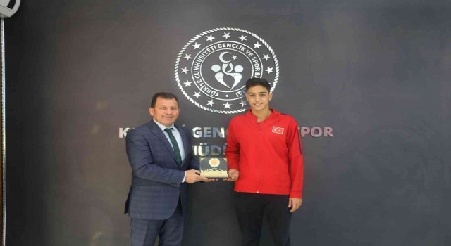 Ali İhsan Kabakcı milli sporcular ile bir arada