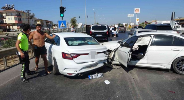 Alkollü sürücü aracı ile kırmızı ışıkta bekleyen araçların arasına daldı: 1 yaralı