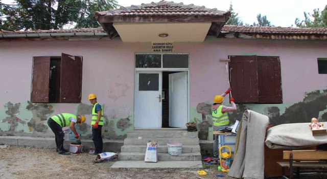 Amasyada köy okullarını gönüllü liselilerin tamir takımı boyadı