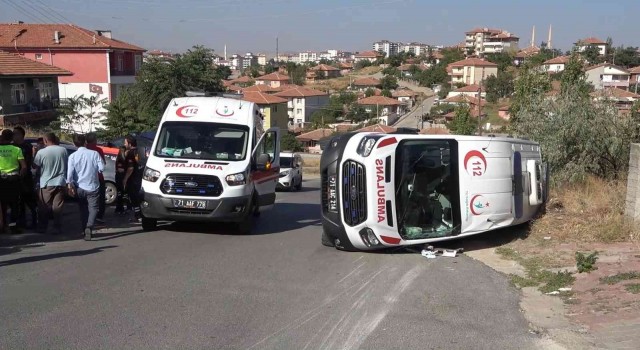 Ambulans ile otomobil çarpıştı: 3ü sağlıkçı, 4 yaralı