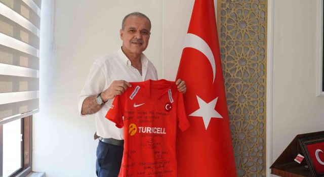 Ampute Futbol Milli Takımımı Teknik Direktörü Çakmaktan Ortacaya milli hediye