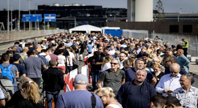 Amsterdamda havalimanındaki personel eksikliği nedeniyle uçuşlar iptal ediliyor