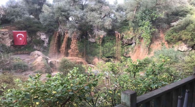 Anadolunun en etkileyici şelalesi çamur çağladı