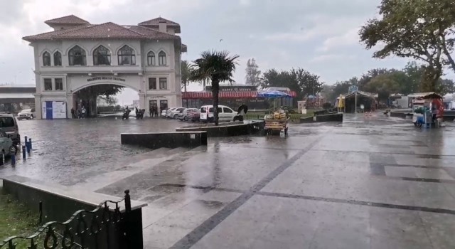 Aniden bastıran yağmura vatandaşlar hazırlıksız yakalandı