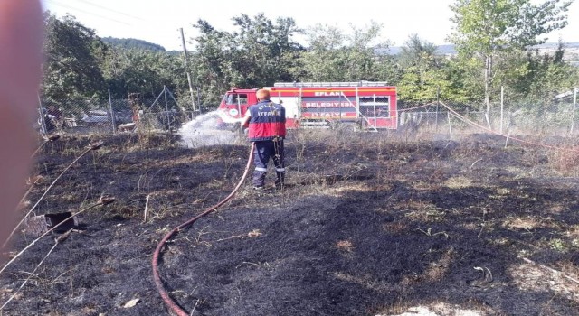 Anız yangını büyümeden söndürüldü