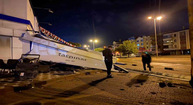 Ankarada direksiyon hâkimiyetini kaybeden sürücü mağazaya daldı