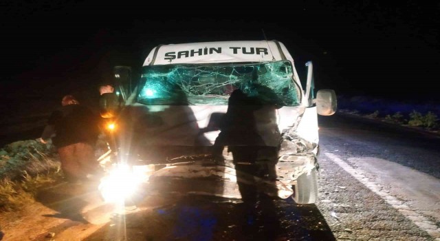 Ankarada traktör ile servis minibüsü çarpıştı: 7 yaralı