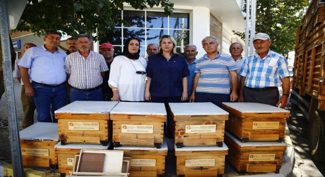 Antalya Büyükşehirden arıcıya kovan desteği