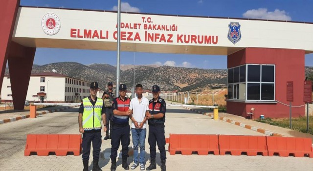 Antalyada 6 yıl hapis cezası bulunan şüpheli jandarmaya takıldı