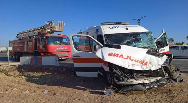 Antalyada ambulans ile midibüs çarpıştı: 2 yaralı