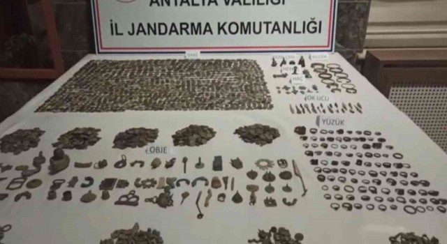 Antalyada jandarma 3 bin 331 parça tarihi eser ele geçirdi