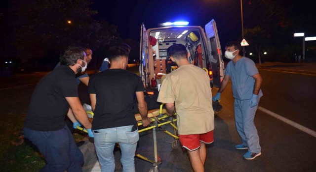 Antalyada motosiklet orta refüje çarptı: 1 i ağır 2 yaralı