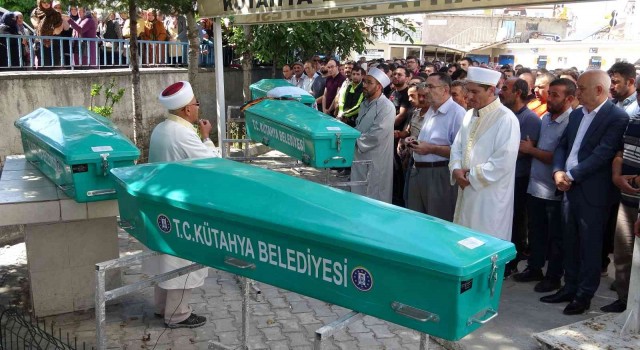 Antalyadaki trafik kazasında ölen 4 kişi Kütahyada toprağa verildi