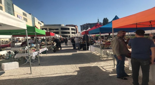 Antika pazarı nostalji tutkunlarını ağırlıyor
