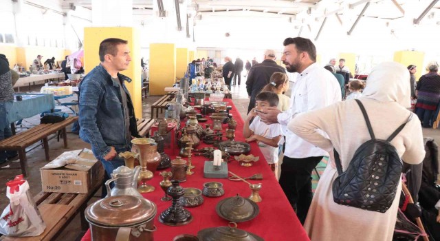 Antika Pazarında ürünler yoğun ilgi görüyor