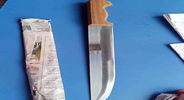 Arama yapılan şahsın üzerinden 55 cm bıçak çıktı