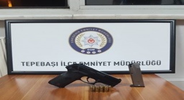 Aranması olan 2 şüpheli silahla birlikte yakalandı