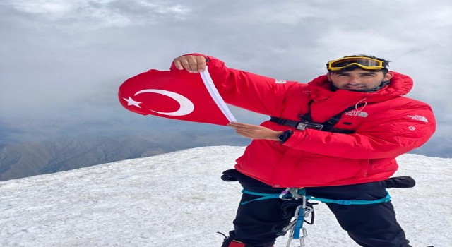 Ardahanlı dağcılar Gürcistanın en yüksek dağına çıktı