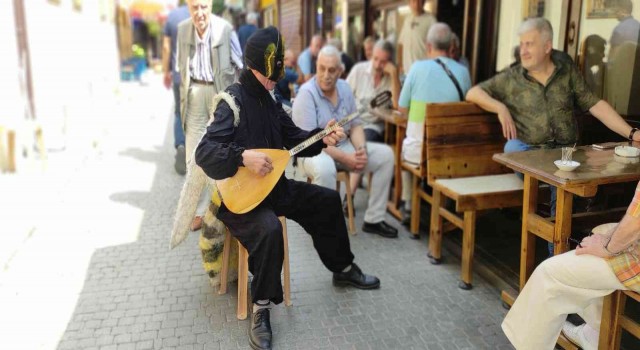 Arı adam sokak sokak gezip saz çalıp türkü söylüyor