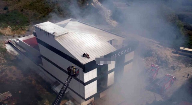 Arnavutköyde ayakkabı fabrikasındaki yangında can pazarı