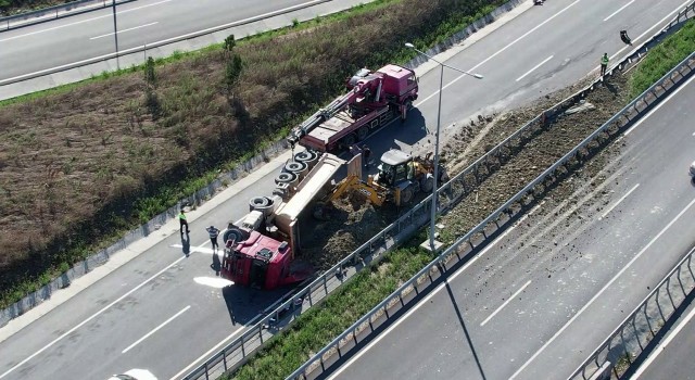 Arnavutköyde hafriyat kamyonu otomobile çarpıp yan yattı