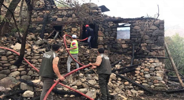 Artvinde 4 katlı tarihi binada çıkan yangın korkuttu
