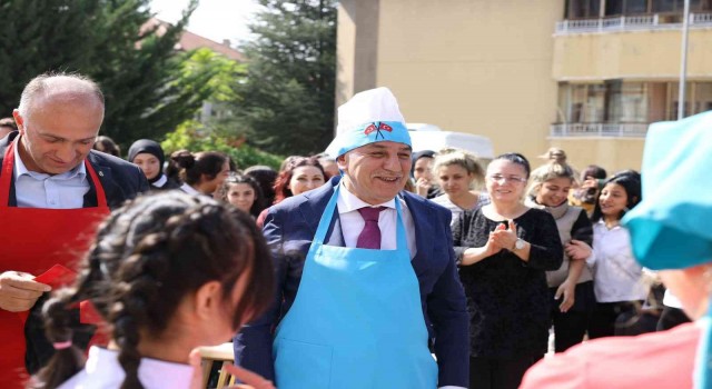 Aşçı kıyafetleriyle devir teslim