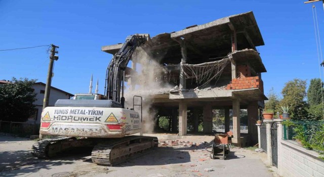 Asrın felaketini yaşayan Gölcükte 103 metruk bina yıkıldı