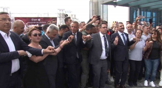 Ataşehir Belediyesi çalışanları yüzde 110luk zammı başkanla halay çekerek kutladı