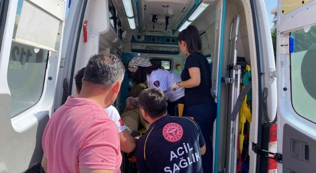 Ataşehirde Çinli turistleri taşıyan taksi kaza yaptı: 2 yaralı