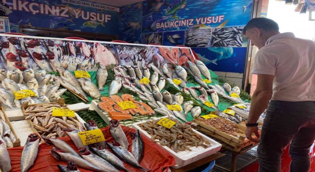 Av yasağı bitti: Karaköydeki balık tezgahları şenlendi