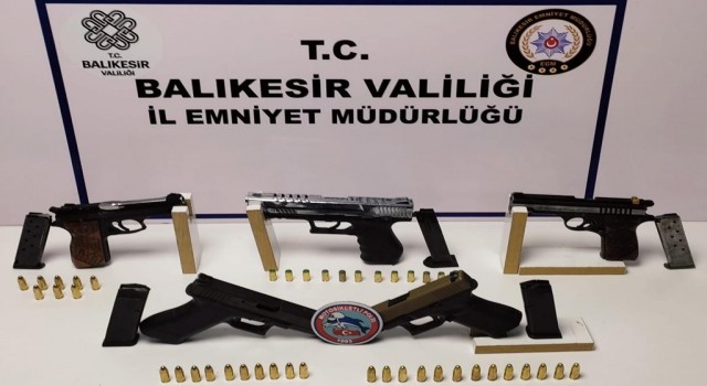 Ayvalık Polisi ruhsatsız silah taşıyanlara geçit vermiyor
