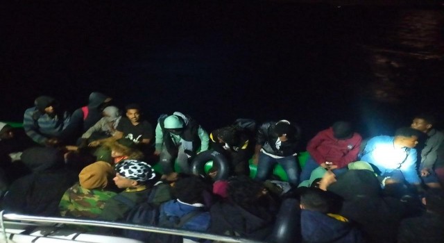 Ayvalıkta Türk karasularına itilen 45 göçmen kurtarıldı