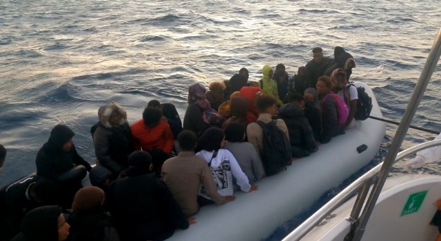 Ayvalıkta Türk karasularına itilen 51 göçmen kurtarıldı