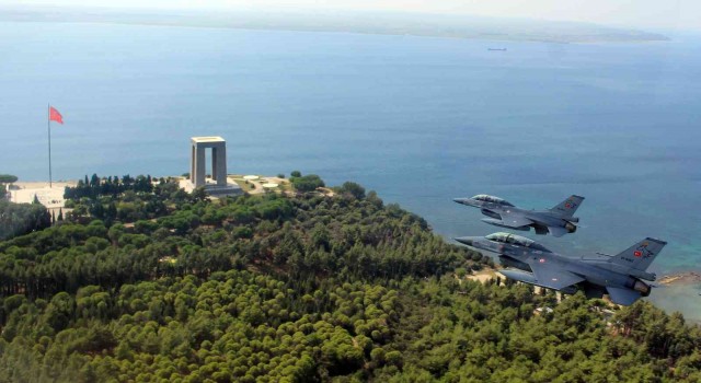 Bakan Akar, Şehitler Abidesini selamladı