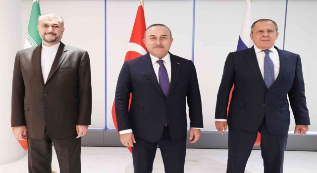 Bakan Çavuşoğlu, Rus mevkidaşı Lavrov ve İranlı mevkidaşı Abdullahiyan ile bir araya geldi