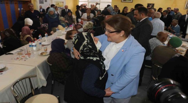 Bakan Derya Yanık, Malatyada Huzurevini ziyaret etti