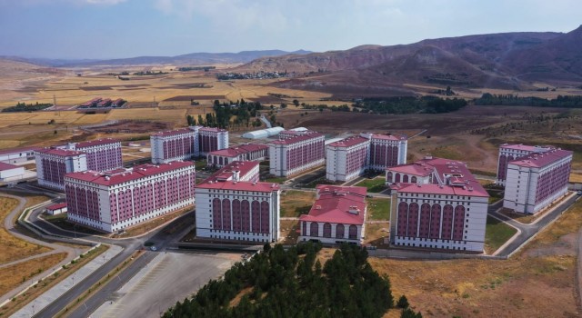 Bakan Kasapoğlu: Çam ağaçlarının arasında yükselen bir yaşam merkezi