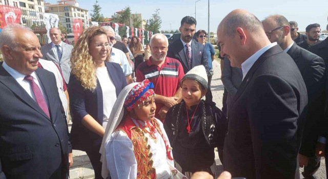 Bakan Soylu, harçlıklarını Pakistana bağışlayan öğrencileri tebrik etti